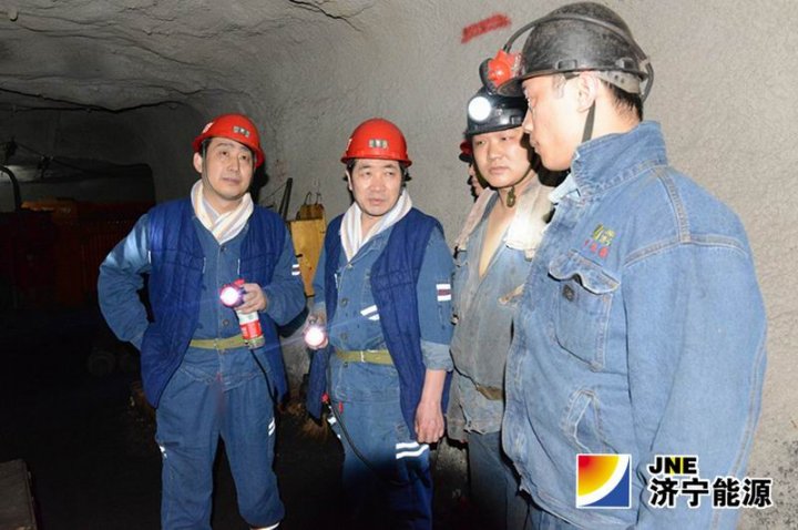 虢洪增到霄云煤矿检查指导工作，指出要守住两条线、突出做好两项重点工作