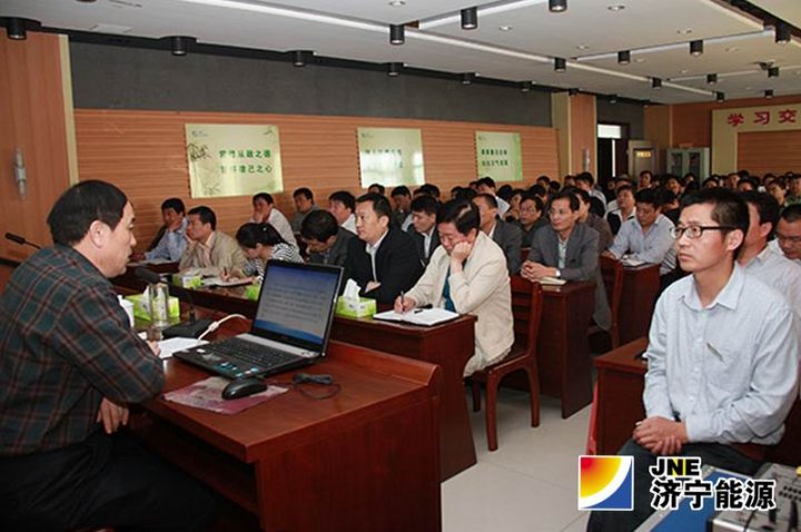 汤保民为太平煤矿党员干部上党课