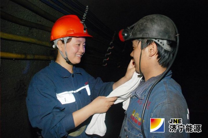 运河煤矿工会组织女工家属下井体验生活