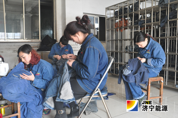 花园煤矿:团委开展“致最亲爱的矿工·爱心缝补”活动