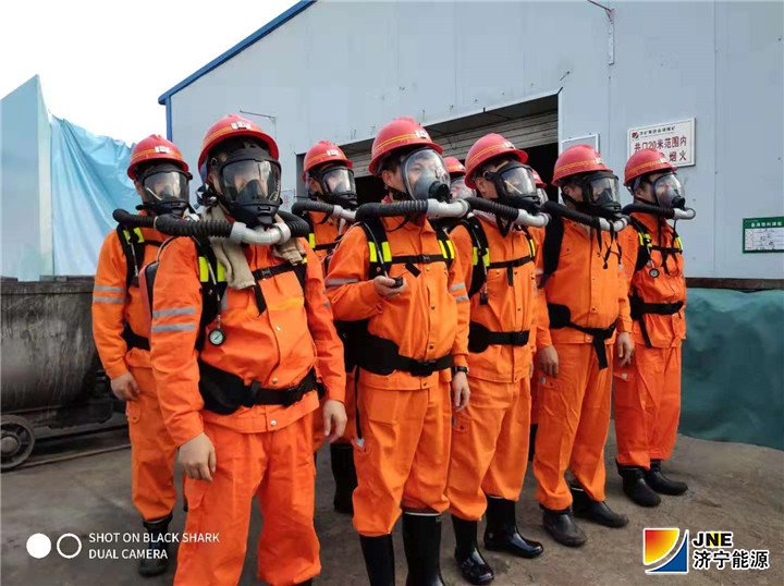 1541120295491939.jpg 2018年10月25日,金源煤矿举行冲击地压应急撤人演练(种磊).jpg