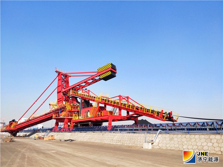 1548401512111624.jpg 2019年1月23日,济矿物流公司2#储煤场堆取料机安装完成(李西宁).jpg