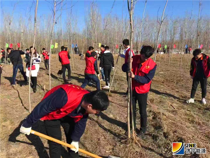 1552548728535444.jpg 2019年3月12日,安居煤矿团委开展“青春绿色行·共创文明城”义务植树活动(陈继德摄)2.jpg