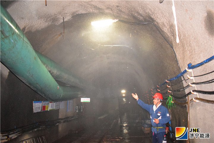 1553223781107248.jpg 金桥煤矿:2019年3月20日,金桥煤矿小改小革又出新亮点自主设计加工旋转喷雾装置,防尘效果好(姜伦).jpg