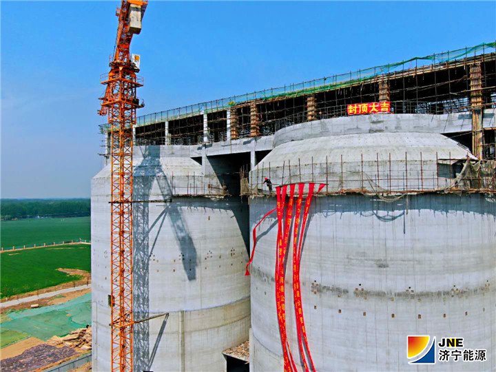 2019年4月20日，济矿物流两座万吨筒仓顺利完成46米层封顶（杨鲁宁）.jpg