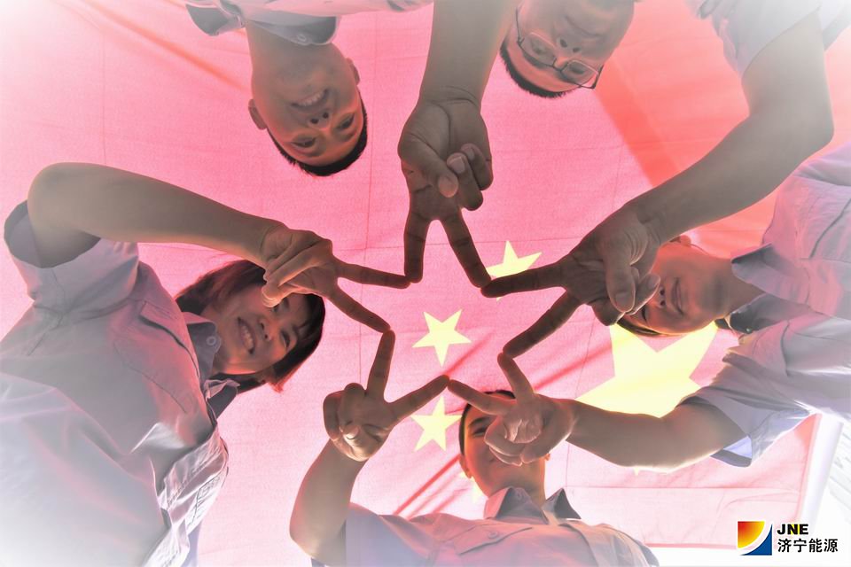 2019年9月29日，金桥煤矿在“不忘初心 牢记使命”主题教育中开展“我与国旗合个影”活动（王海峰 摄）.jpg