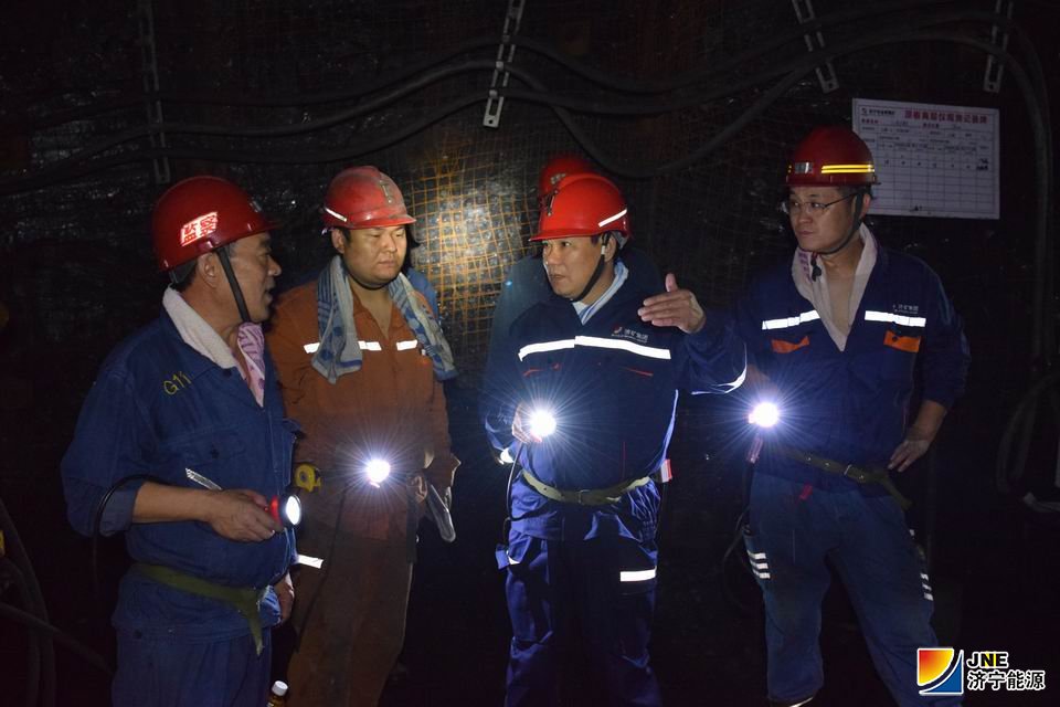 1571363583366975.jpg 2019年10月15日-16日,鲁西监察分局副局长孟令启带队到金桥煤矿进行安全督导检查(王海峰 摄).jpg
