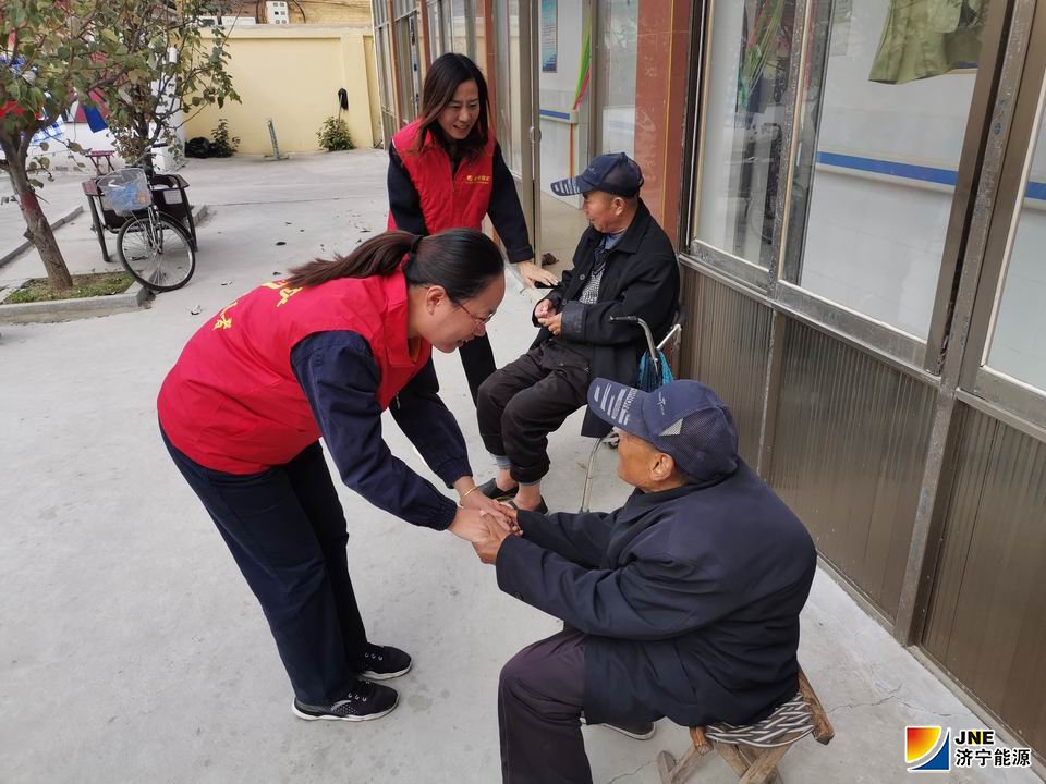 1572831164674394.jpg 金桥煤矿运输工区党支部组织党员赴金乡街道敬老院为老人们送去关爱和温暖(马慧珍 摄).jpg