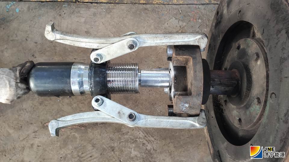 1575612648112179.jpg 2019年12月4日,液压拉马专用安全型加长装置“问世”安居煤矿(张哲).jpg