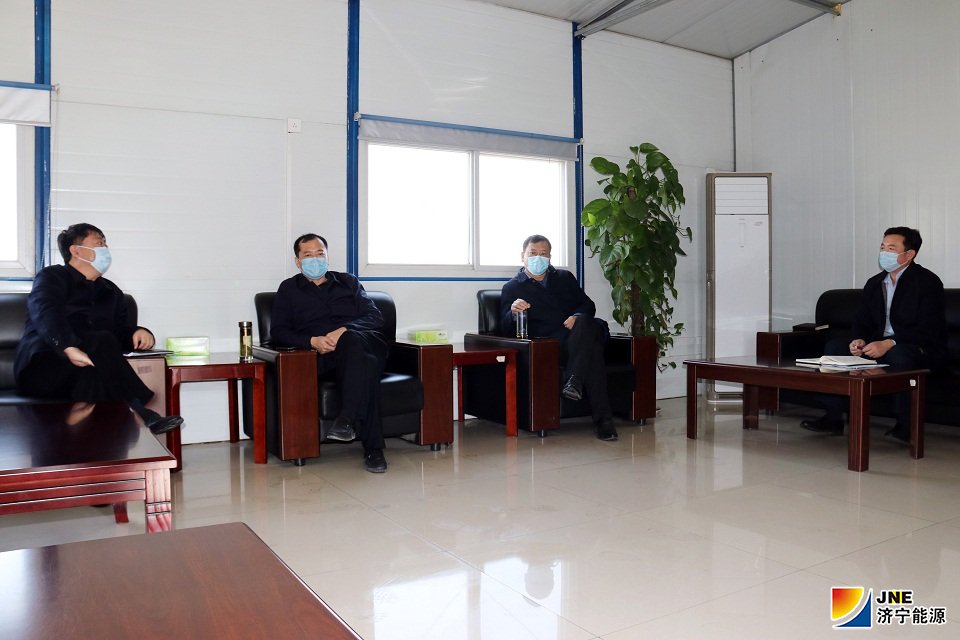 1581571910649414.jpg 2020-2-11梁山县副县长马涛到济矿物流公司督导疫情防控工作3(王传钧 摄).JPG