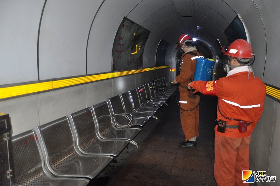 1581662271477372.jpg 花园煤矿组织安全监察员对下井口等候室进行消毒。.JPG