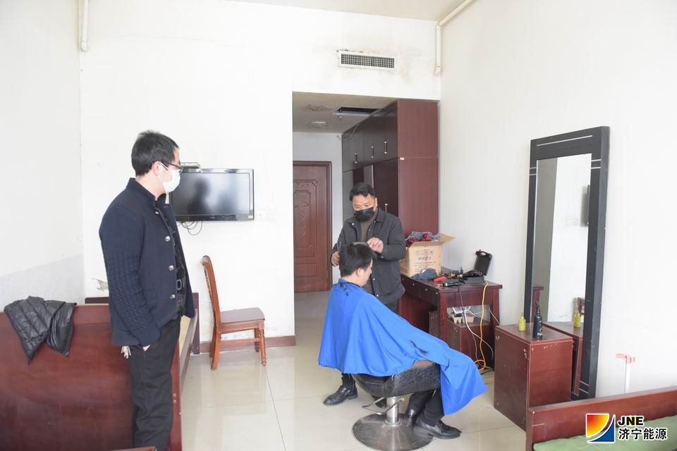 1582017217202897.jpg 2020年2月15日,霄云煤矿外请理发师为职工免费理发(摄影:谭福建).jpg