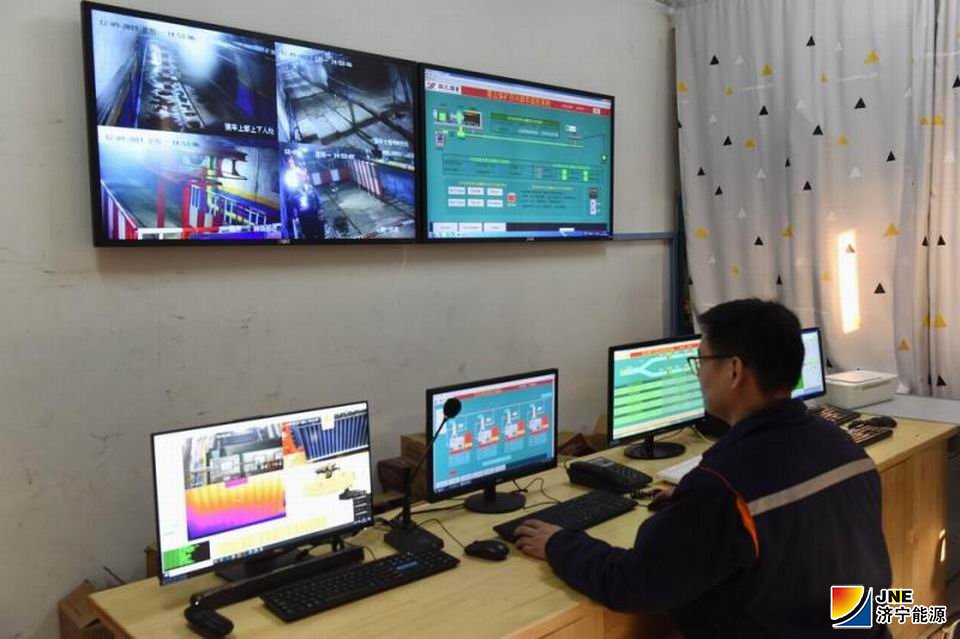 1584952505776777.jpg 霄云煤矿运转工区智能化集控室.jpg