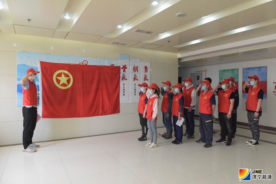 1588747548800194.jpg 5月4日,霄云煤矿团员重温入团誓词(摄影:刘晋杉).jpg