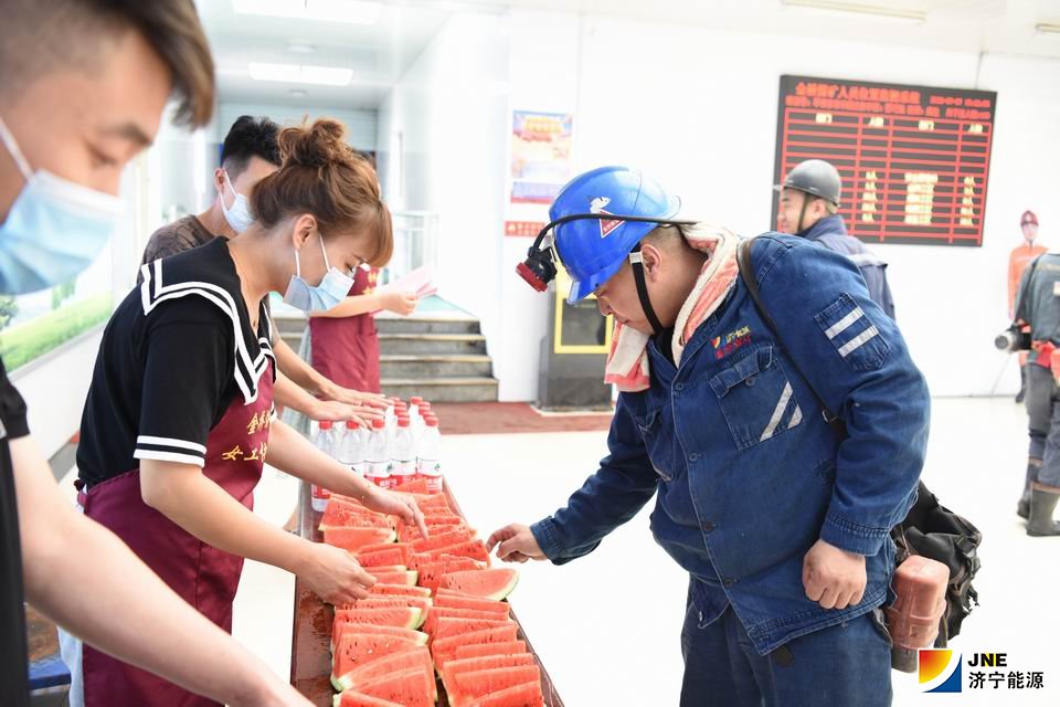 1594279474332759.jpg 2020年7月7日,金桥煤矿“夏送清凉”活动启动(王海峰 摄).jpg