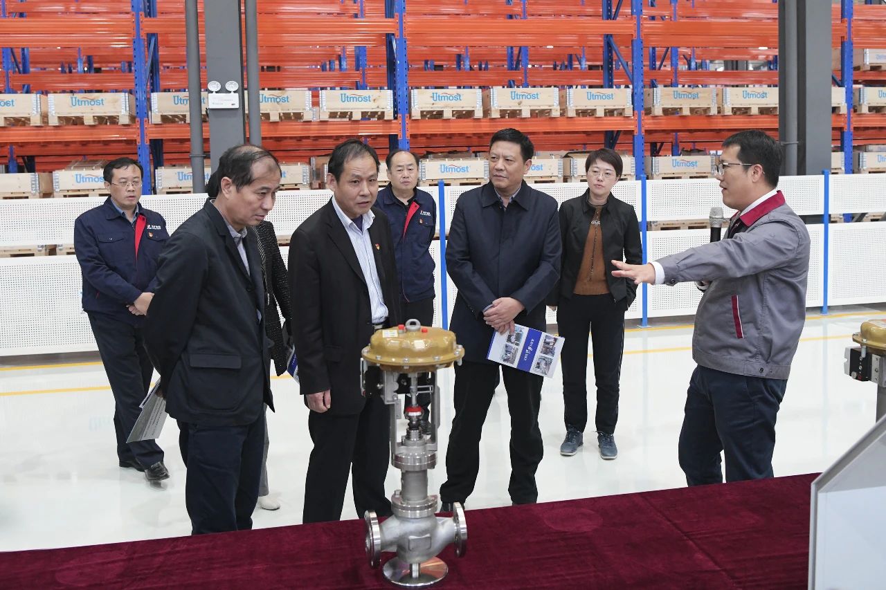 1605066307883120.jpg 全市国资系统观摩团走进集团公司精密制造产业园、东方世纪大厦观摩指导2.jpg