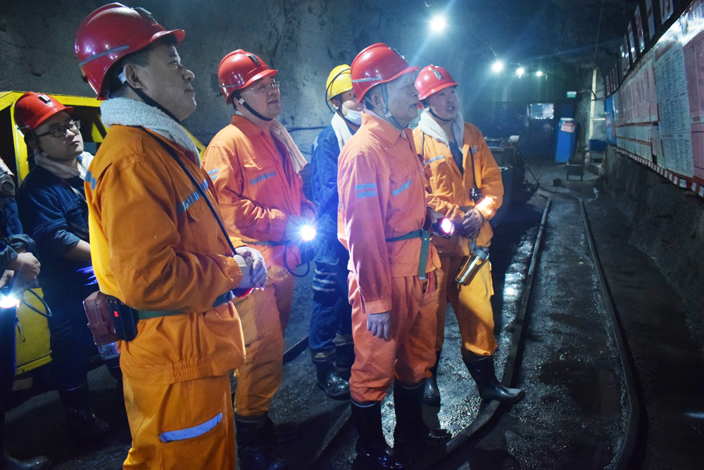 2020年12月11日，市能源局组织专家到运河煤矿井开展“专家查隐患”活动（张衡 赵提伟） (2).jpg