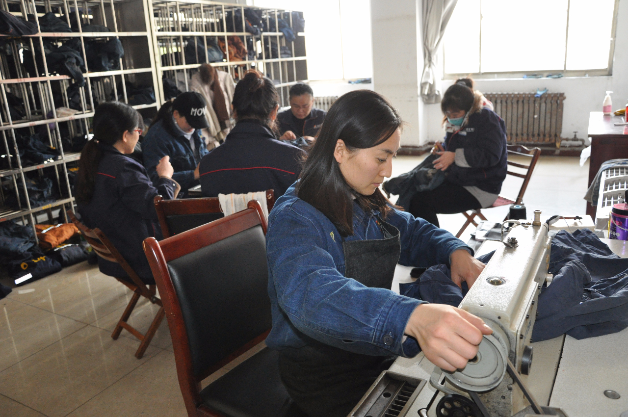 花园煤矿组织开展“真情温暖 丝丝入扣”女工家属协管安全活动.jpg