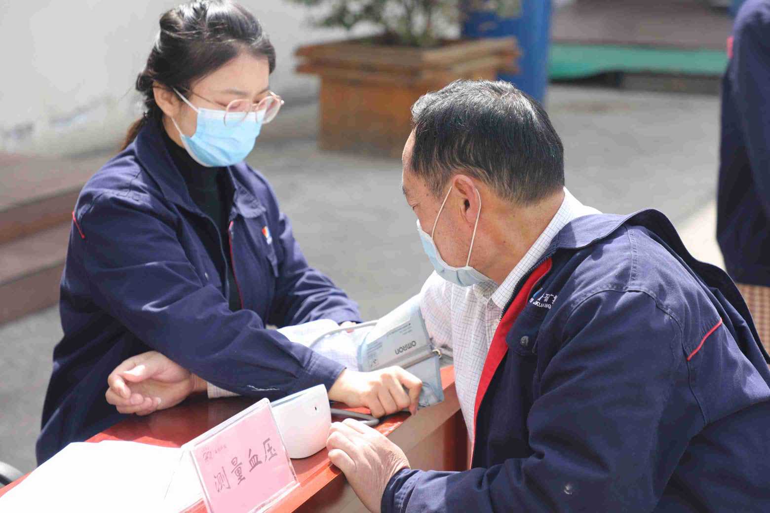 1616059209255989.jpg 2021-03-17 海纳科技志愿者活动为职工量血压(1)(1).jpg