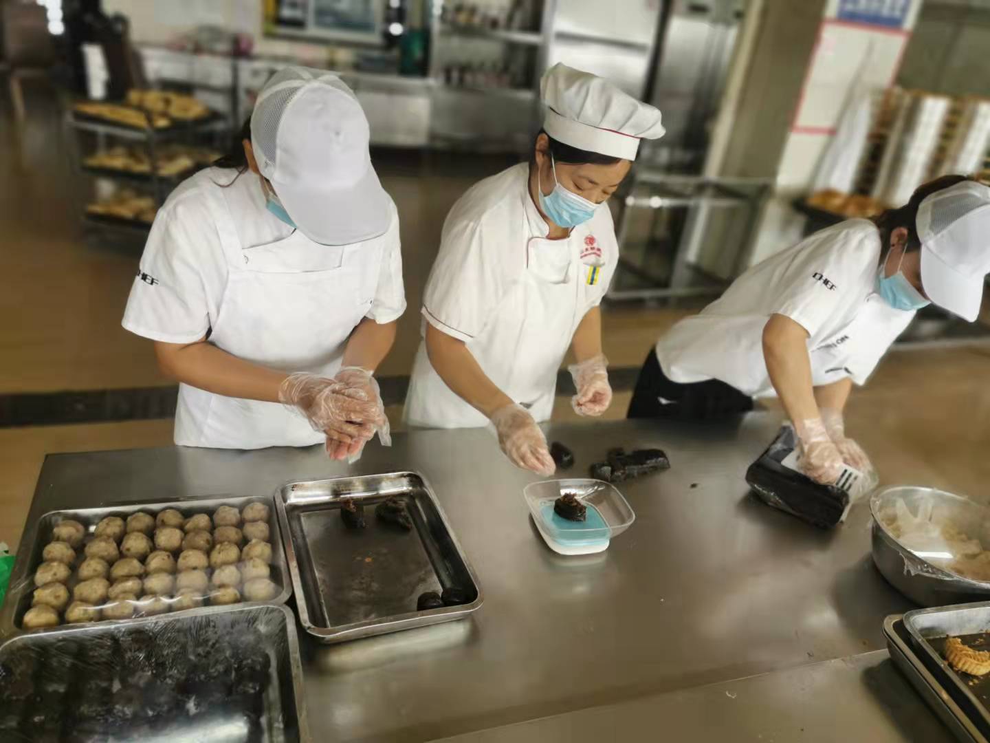 1631690501680489.jpg 安居煤矿:自制月饼迎佳节3.jpg