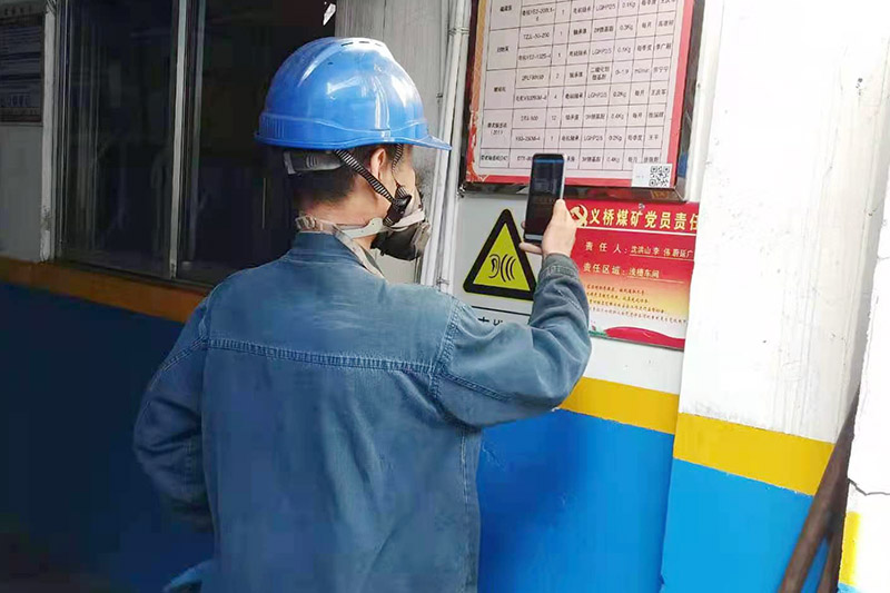 1631760547866758.jpg 2021年9月,义桥煤矿投入使用智能化巡检系统。(王开政 摄).jpg