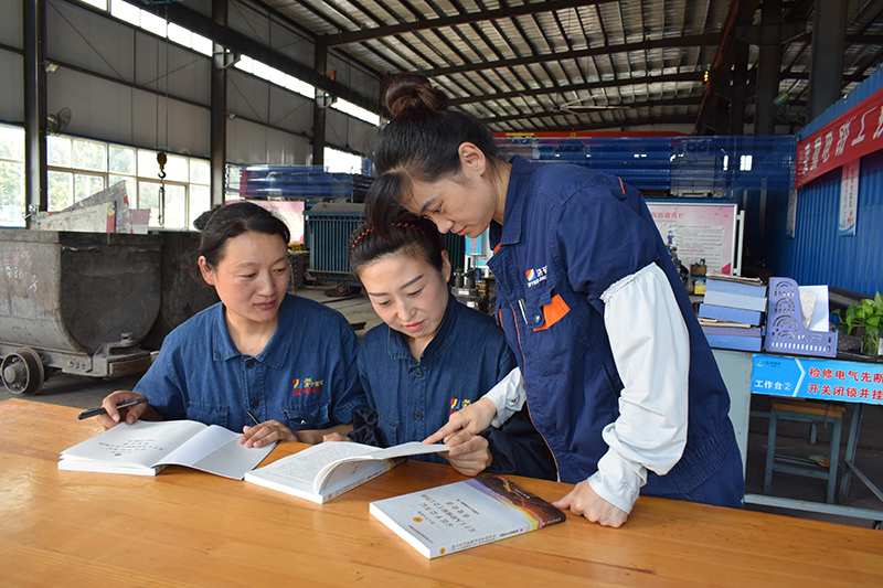 1632566341335622.jpg 2021年9月25日,运河煤矿掀起学习习近平“关于工人阶级和工会工作的重要论述”的热潮(单贝 张弘).JPG