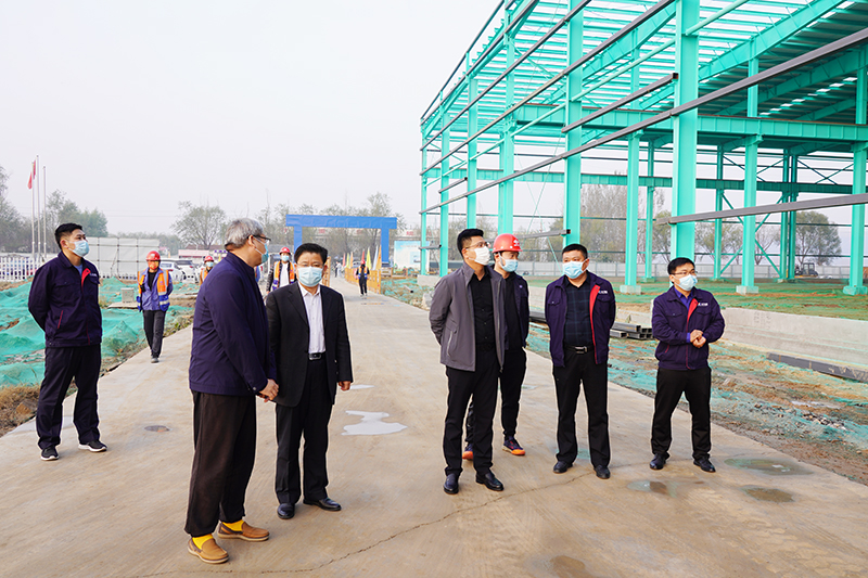 1636013685625345.jpg 现场听取项目建设汇报.JPG