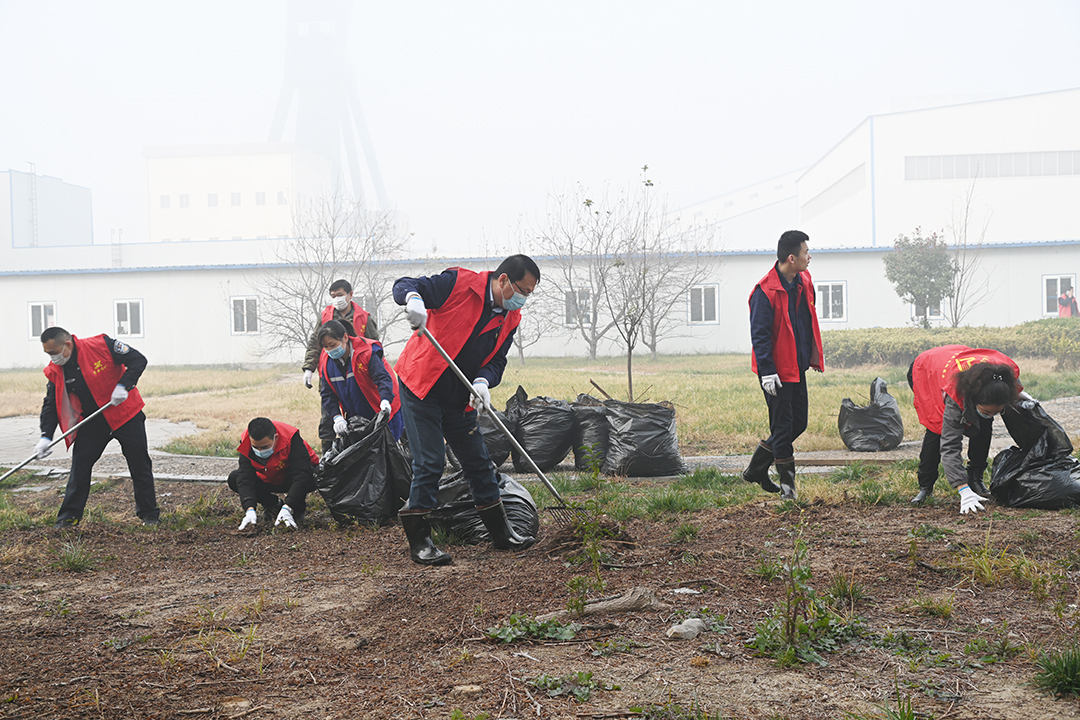 1639452034420459.jpg 清扫落叶.jpg