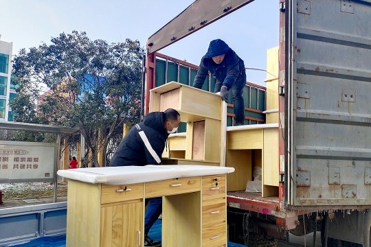 我为职工办实事丨阳城煤电为职工公寓更换新桌椅