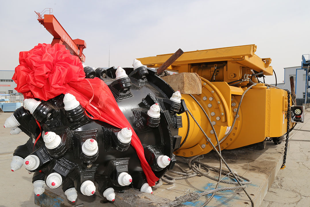 1647312836961438.jpg 2022年3月14日,朱家峁煤矿首套智能远控掘锚护一体机顺利入井(伍国辉摄).jpg