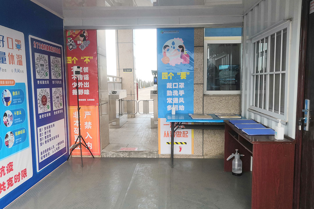 1647508209581446.jpg 2022年3月15日,朱家峁煤矿升级疫情防控设施(相红伟摄).jpg