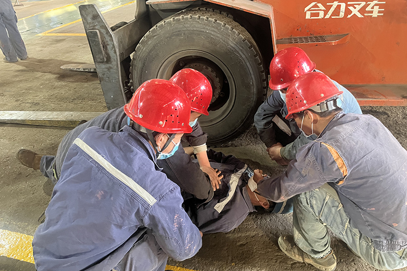 1651126740982120.jpg 2022年4月23日,朱家峁煤矿举行特种设备事故应急演练活动(张小光摄).jpg