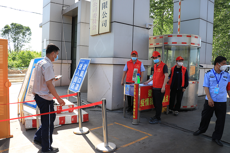 大门口防疫（郑骞 摄）1.jpg