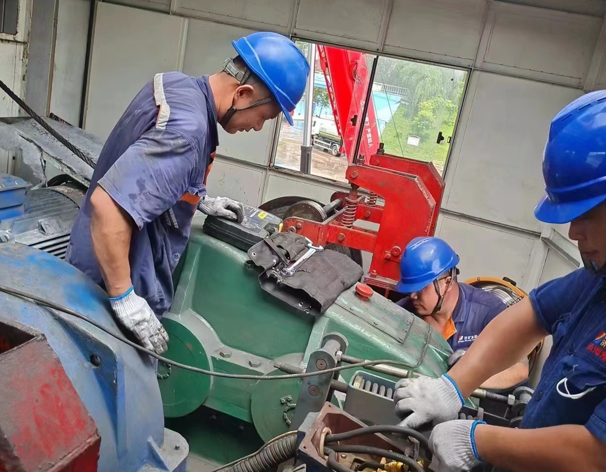 1660722516668089.jpg 历时4小时的起重机故障抢修战(徐森).jpg