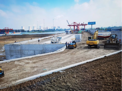 聚焦一线丨跃进沟17#-19#泊位工程抢抓进度不放松