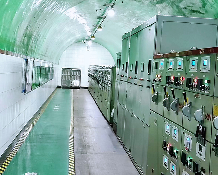 1674005816671209.jpg 在-335水平大巷变电所,放眼望去,一幅干净整洁的画面映入眼帘:擦拭一新的巷道墙壁瓷砖洁白无瑕,间隔有序的照明灯将整条巷道照耀得通明如昼。图为变电所现状。.jpg