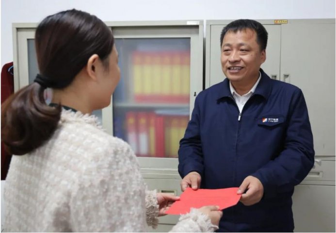 危急时刻他张开双臂！运河煤矿这名职工为走失的孩子保驾护航