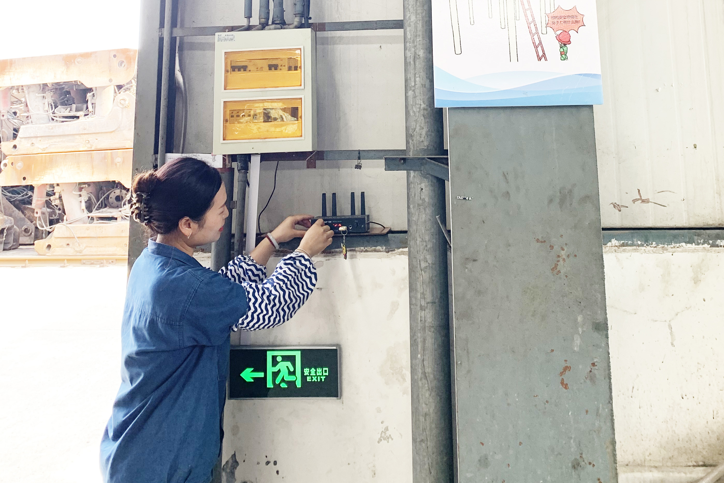 1688942971997508.jpg 机电修理厂正在播放安全知识各类文件,地点:机电修理厂,拍摄:刘雷.jpg