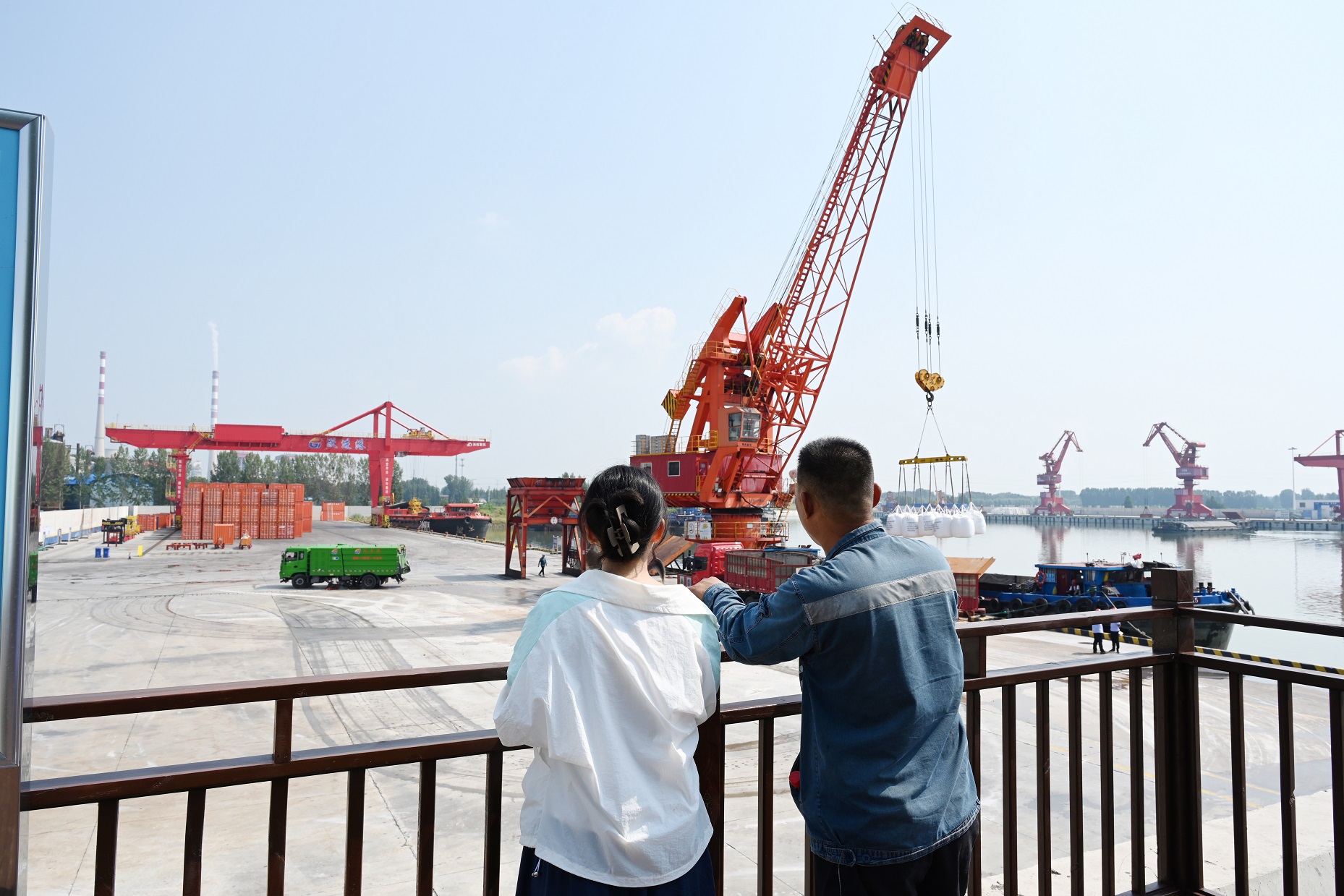 1694156984613504.jpg 2023年8月30日,跃进港开展“金秋助学”活动 (3).jpg