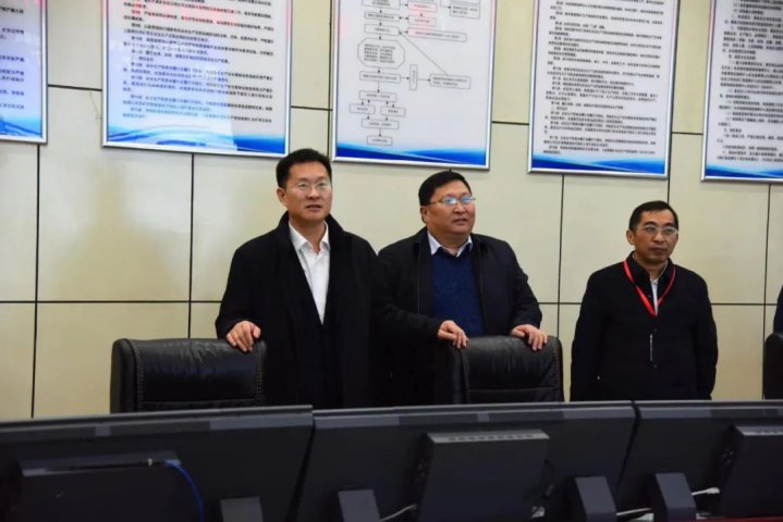 王崇景春节期间到金源煤矿走访慰问干部职工