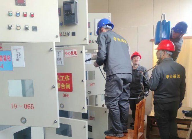 阳城煤矿配电设备带电“冲凉”助力迎峰度夏