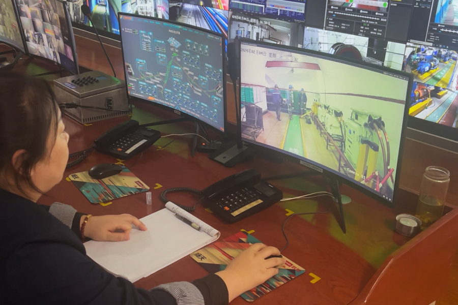 1712892595424508.png 为确保作业人员在生产现场能高效沟通, 义桥煤矿为井下作业人员配备了多功能防爆智能手机。图为井下使用防爆手机(拍摄:李超 地点:井下).png