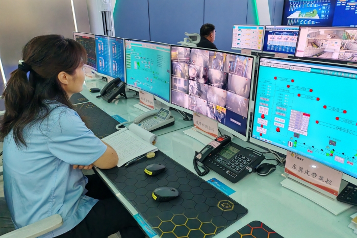 1718702516222000.jpg 年节约费用200万,花园煤矿煤流系统实现自决策运行。图为值班员在地面智能化控制中心操作井下皮带。(仇文摄影)。.jpg