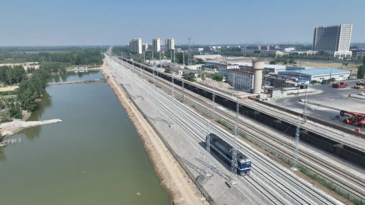 龙拱港接轨站新建铁轨顺利进行压载试验