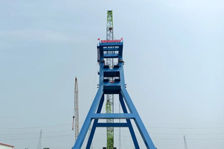 金桥煤矿安全技术改造项目副井永久井架组装起立完成