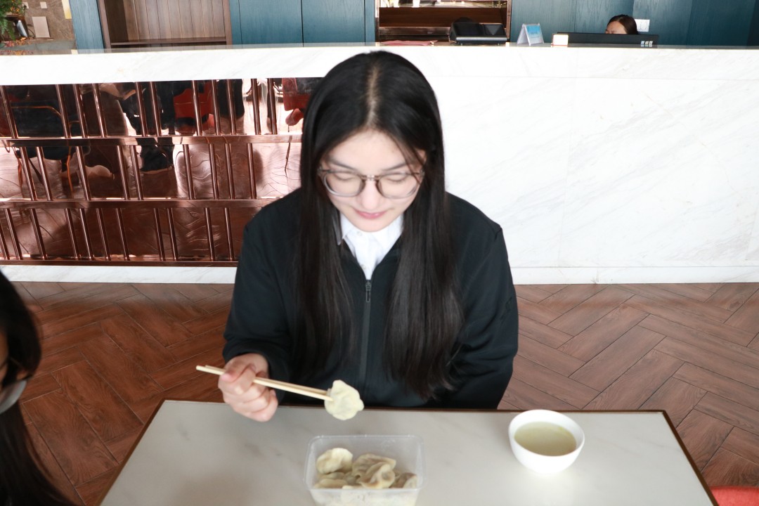 1734917578356001.jpg 吃水饺.jpg