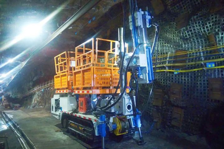 霄云煤矿创新引用“轨道梁辅助安装车”提升工作质效