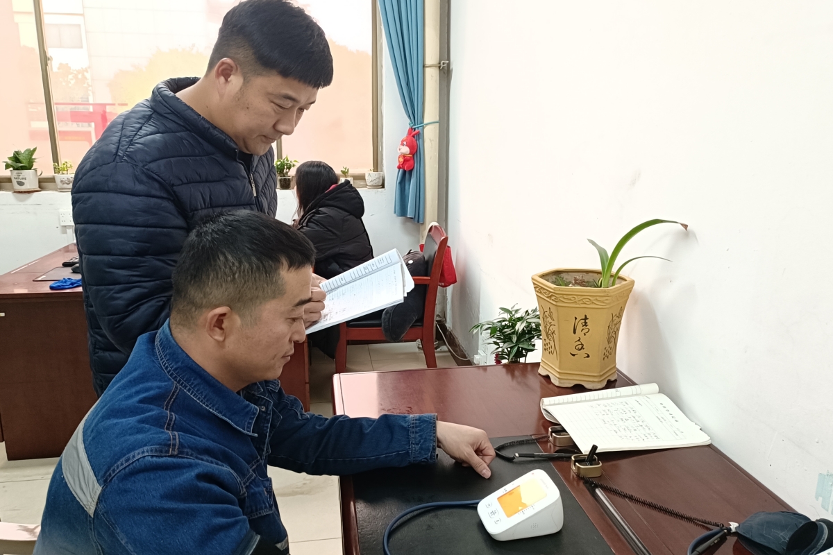 机选工区岗前血压测量.jpg