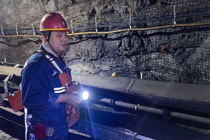 戎光在身边丨苑贤峰：戎装铸魂守煤海，实干担当书华章