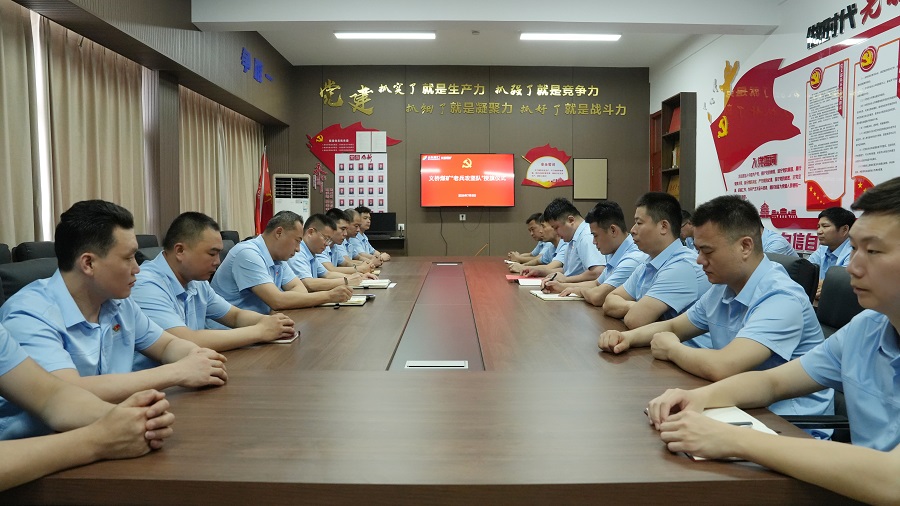 1783497339907196.jpg 义桥煤矿举行“老兵攻坚队”授旗仪式.jpg